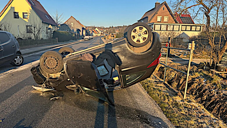 Bad Münder: Auto kippt nach Kollision auf das Fahrzeugdach