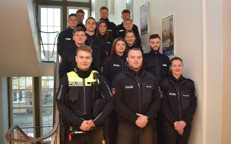 Bereits seit dem 08.01.2024 befinden sich 14 neue Polizeistudentinnen und -studenten in ihrem Bachelorpraktikum bei der Polizeiinspektion Hameln-Pyrmont/Holzminden. 