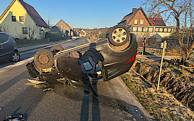 Am Dienstagvormittag (09.01.2024) kam es in Flegessen zu einem Verkehrsunfall, bei dem der beteiligte Autofahrer leicht verletzt wurde.