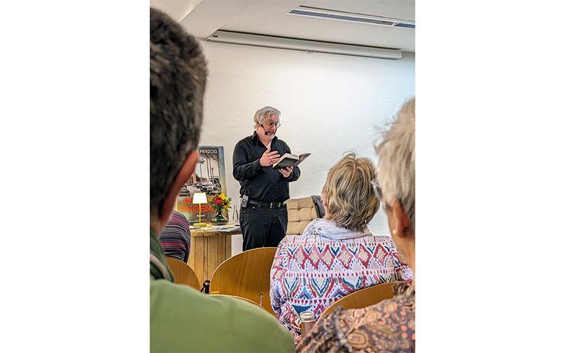 Die Stadtbücherei Hameln hatte am vergangenen Donnerstag den Autor Christian Herzog zur Lesung seines neuesten Werkes „Aktion Phoenix“ zu Gast.