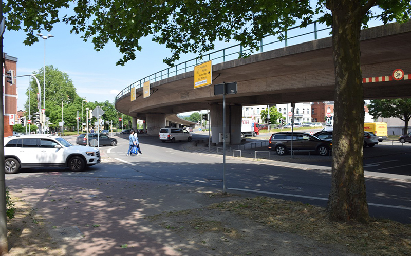 Am Dienstag (21.05.2024) kam es gegen 12:30 Uhr auf der Pyrmonter Straße in Hameln (im Bereich des Brückenkopfes) zu einer Unfallflucht.