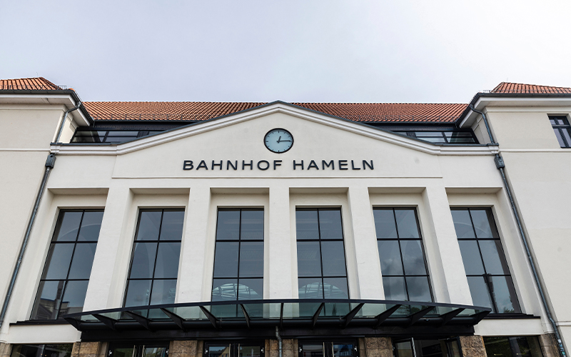Die Deutsche Bahn hat den Landkreis Hameln-Pyrmont am darüber informiert, dass sich die Inbetriebnahme des Elektronischen Stellwerks Kreiensen verschiebt.