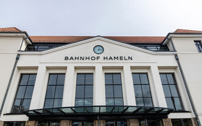 Etwa 150 junge Menschen schießen vor dem Bahnhof mit Raketen aufeinander, auch Polizeibeamte geraten zwischen die Fronten.