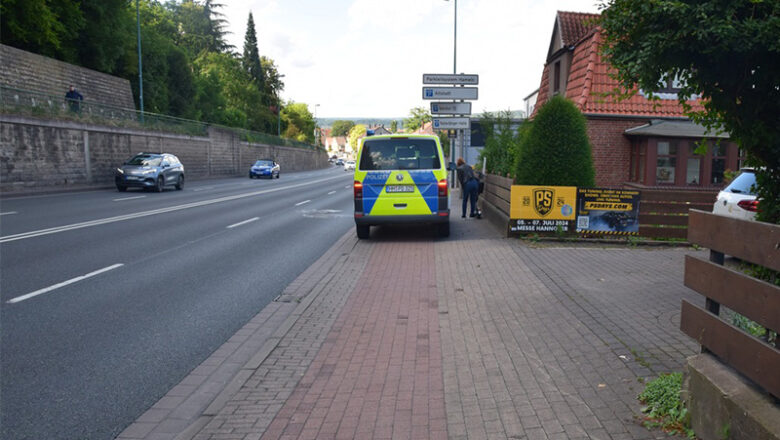 Polizei sucht Zeugen: Gestürzte Fahrerin eines Elektrorollers