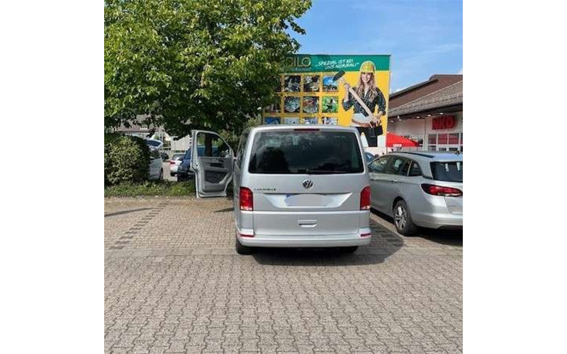 Am 03.09.2024 kam es zwischen 11:50 Uhr und 12:30 Uhr auf dem Parkplatz vor dem EDEKA-Getränkemarkt in Stadtoldendorf zu einer Unfallflucht.