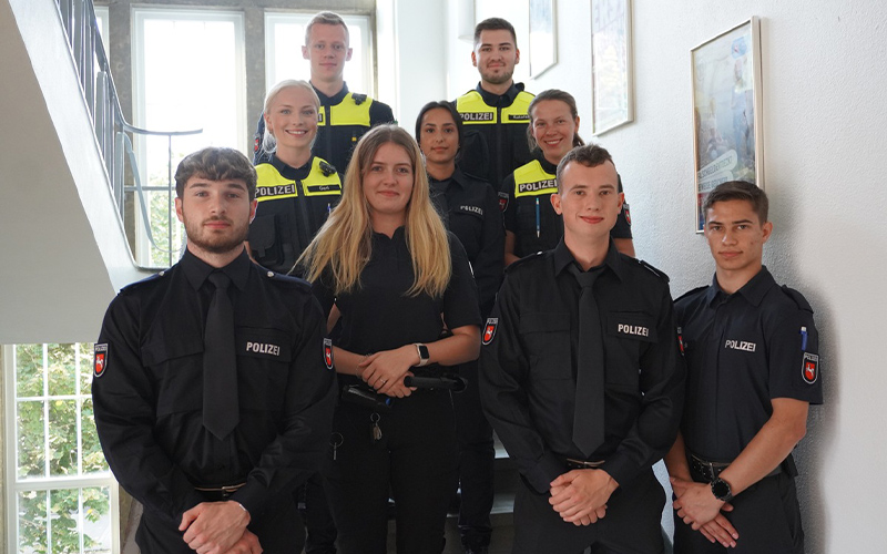 Am Dienstag (03.09.2024) wurden in der Polizeiinspektion Hameln-Pyrmont/Holzminden neun Studierende der Polizeiakademie Niedersachsen begrüßt.