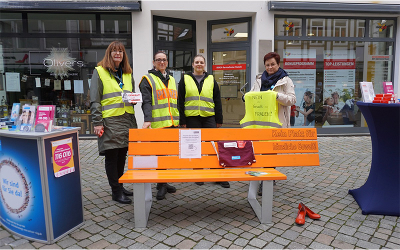 Polizei klärt gemeinsam mit Landkreis Hameln zum "Orange Day" über häusliche Gewalt auf.
