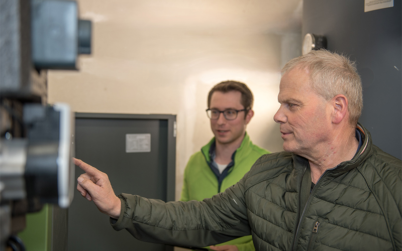 Die Landkreise Hameln-Pyrmont und Holzminden informierten in Zusammenarbeit mit der Landwirtschaftskammer Landwirte der Region über Möglichkeiten preiswerter Energieerzeugung auf dem eigenen Hof.