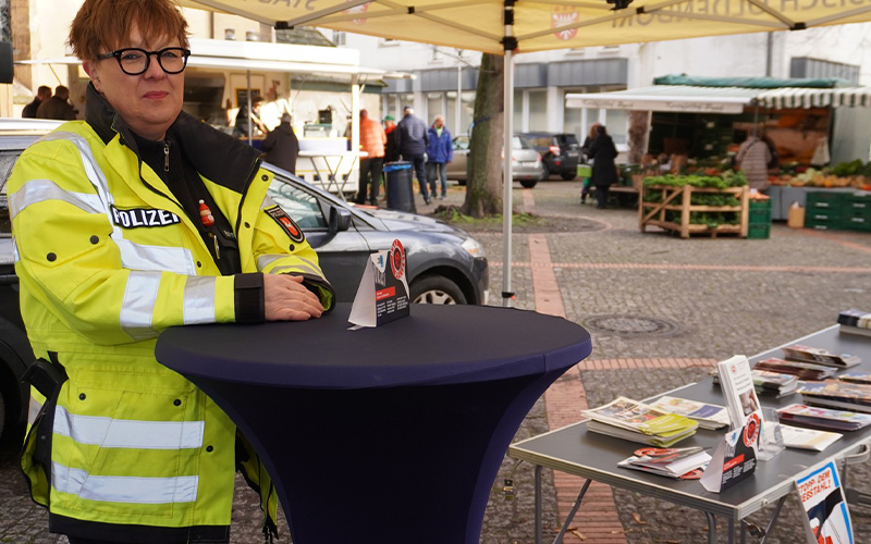Auch in diesem Jahr ist sie wieder auf dem Wochenmarkt in Hessisch Oldendorf zu finden - Bianca Hartmann, Polizistin aus Hessisch Oldendorf. 