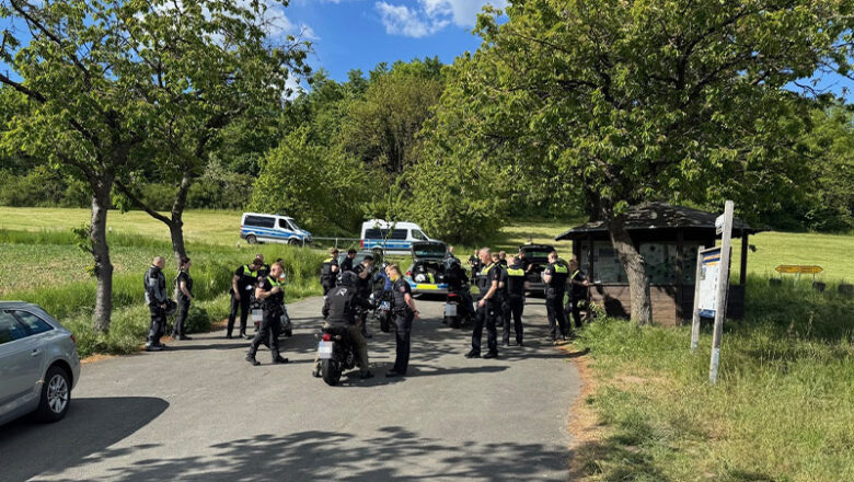 Polizei kontrolliert im Rahmen der Ausbildung Motorradfahrende in der Rühler Schweiz