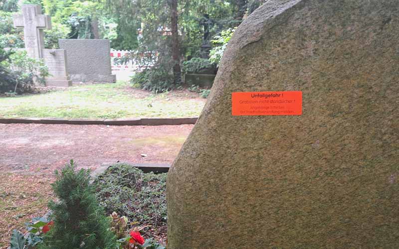 Als sichtbares Zeichen des Gedenkens und der Erinnerung an Verstorbene stehen Grabsteine über viele Jahre hinweg auf den Hamelner Friedhöfen.