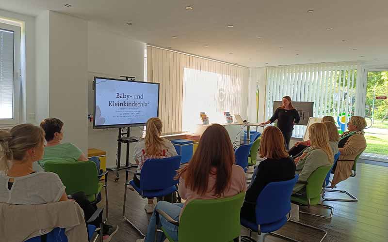 Der Einladung zum Informationsabend rund um das Thema Baby- und Kleinkindschlaf des Familien- und Kinderservicebüros waren am 11. Juni 11 Interessierte gefolgt.