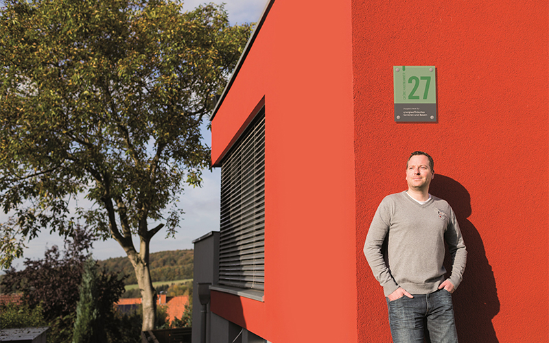 Hauseigentümerinnen und Hauseigentümer, die besonders energieeffizient gebaut oder saniert haben, können sich noch bis zum 31. Juli um die Auszeichnung „Grüne Hausnummer“ bewerben.